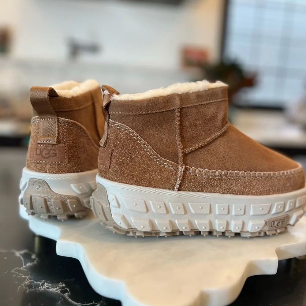 UGG *New With Tags* Venture Daze Mini Boot, Chestnut, Size 6 - Picture 3 of 8